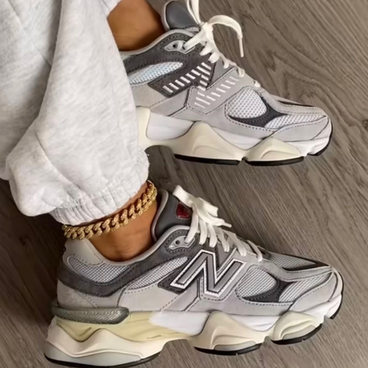 New Balance 9060 Rain Cloud Grey na nohe, detail nosenia