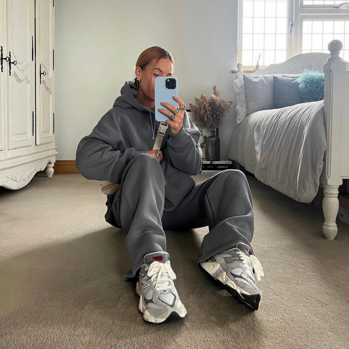 New Balance 9060 Rain Cloud Grey na nohách v outfite