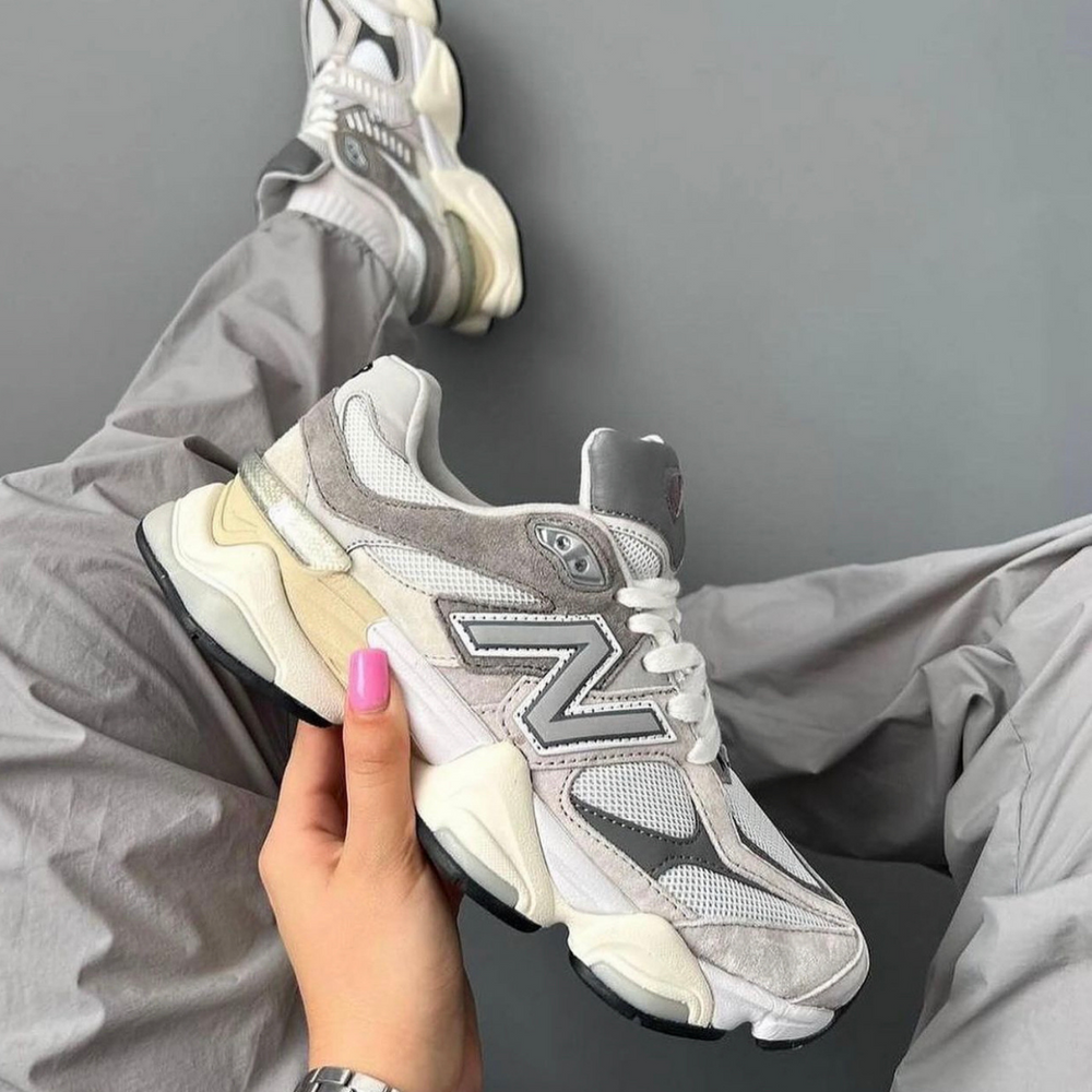 New Balance 9060 Rain Cloud Grey držané v ruke, detail siluety