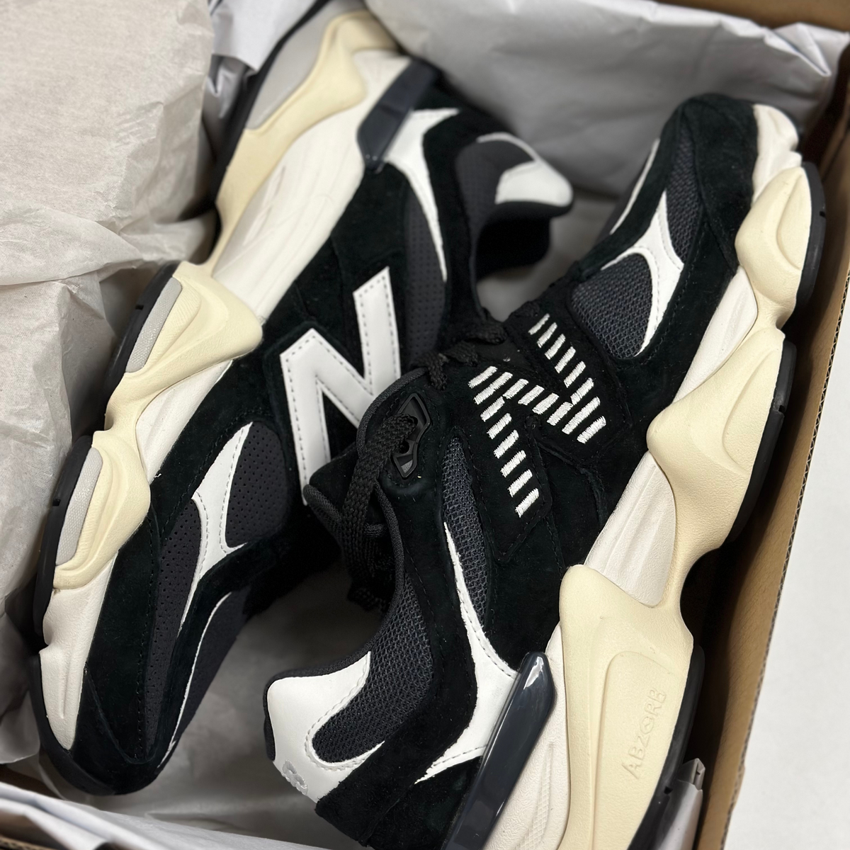 New Balance 9060 Black White, pár v krabici