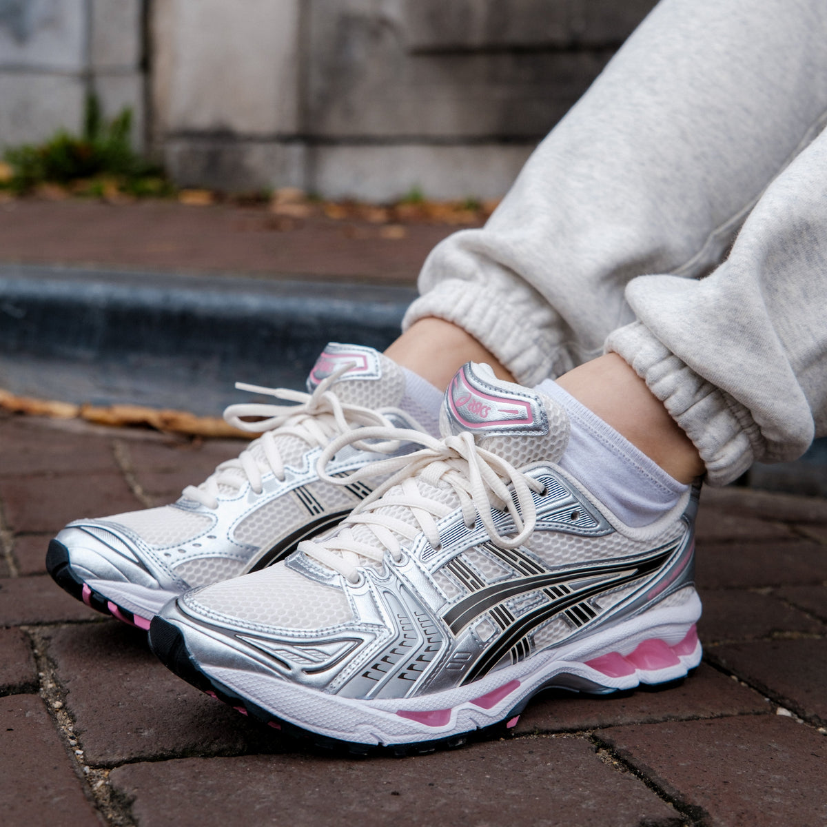 ASICS Gel-Kayano 14 Cream Sweet Pink na nohe, detail nosenia