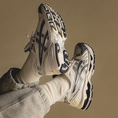 ASICS Gel-Kayano 14 White Midnight na nohe, detail siluety
