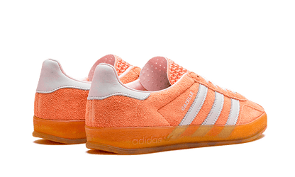 Tenisky adidas Gazelle oranžovo-ružovo-biele, pohľad zo zadu