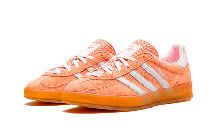 Tenisky adidas Gazelle oranžovo-ružovo-biele, pohľad z predu