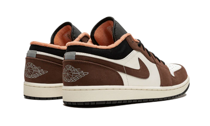 Tenisky Air Jordan 1 nízke hnedé, pohľad zo zadu