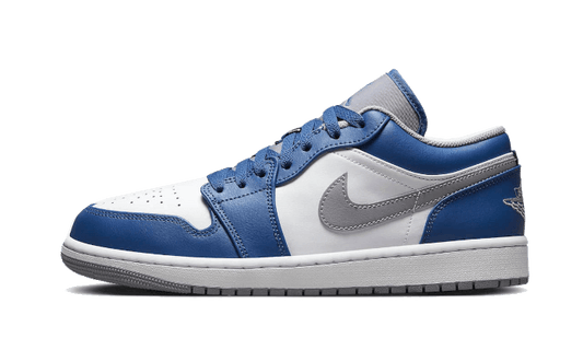 Tenisky Air Jordan 1 nízke modro-bielo-sivé, pohľad z boku