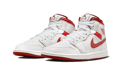 Tenisky Air Jordan 1 Mid bielo-červené, pohľad z predu