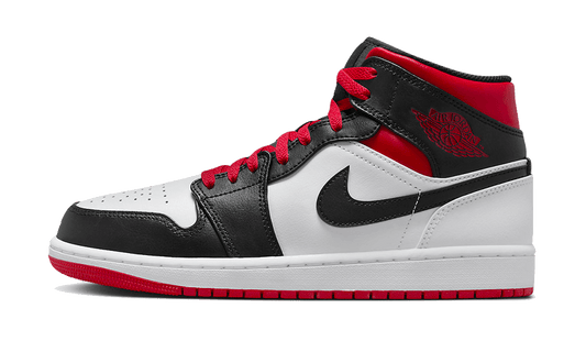 Tenisky Air Jordan 1 Mid čierno-bielo-červené, pohľad z boku