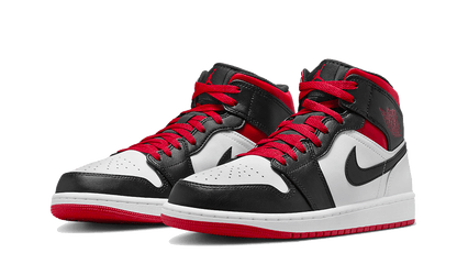 Tenisky Air Jordan 1 Mid čierno-bielo-červené, pohľad z predu