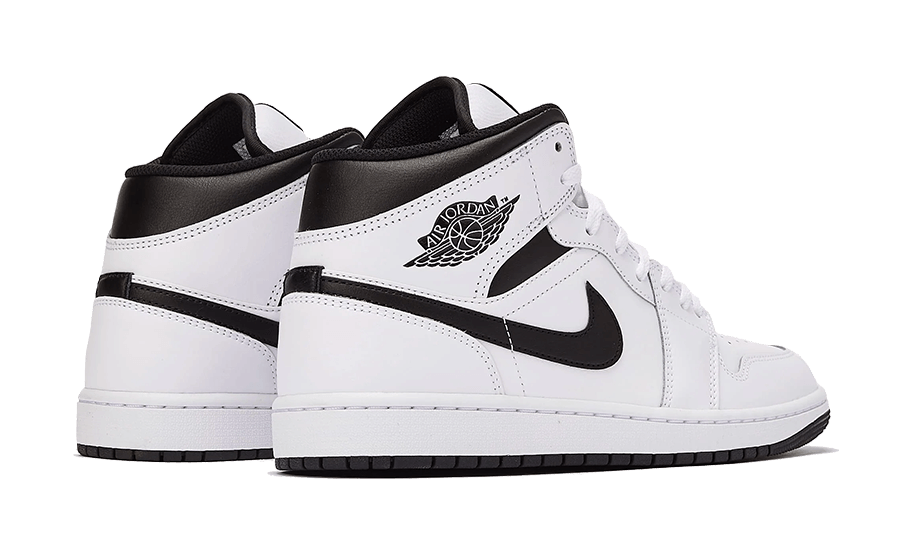 Tenisky Air Jordan 1 Mid čierno-biele, pohľad zo zadu