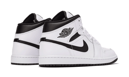 Tenisky Air Jordan 1 Mid čierno-biele, pohľad zo zadu