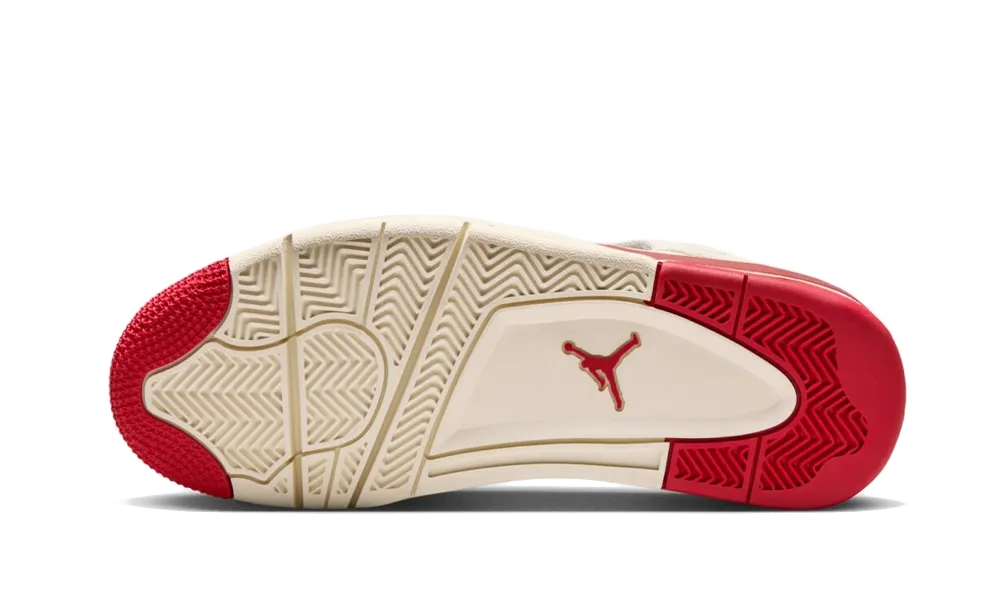 Air Jordan 4 Sierra Red podrážka - detail červenej gumovej podrážky s herringbone vzorom