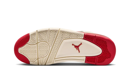 Air Jordan 4 Sierra Red podrážka - detail červenej gumovej podrážky s herringbone vzorom