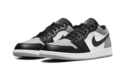 Tenisky Air Jordan 1 nízke čierno-sivo-biele, pohľad z uhla