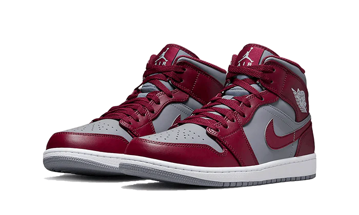 Tenisky Air Jordan 1 Mid bordovo-sivé, pohľad z uhla