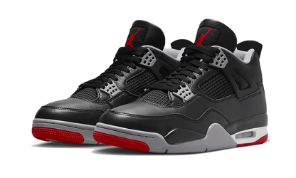 Tenisky Air Jordan 4 čierno-sivo-červené, pohľad z uhla