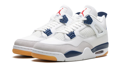 Tenisky Air Jordan 4 bielo-modré, pohľad z uhla