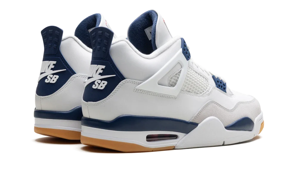Tenisky Air Jordan 4 bielo-modré, pohľad zo zadu