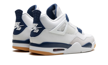 Tenisky Air Jordan 4 bielo-modré, pohľad zo zadu