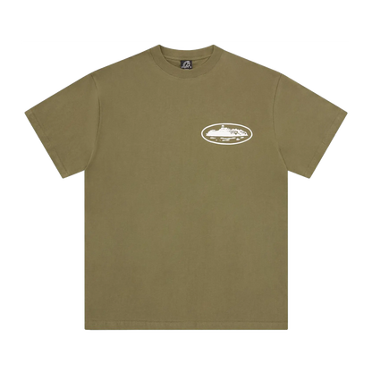 Corteiz Island Puff Print Tee olivové s puff print logom na hrudi, pohľad spredu