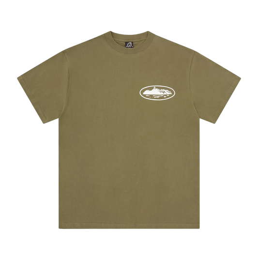 Corteiz Island Puff Print Tee olivové s puff print logom na hrudi, pohľad spredu