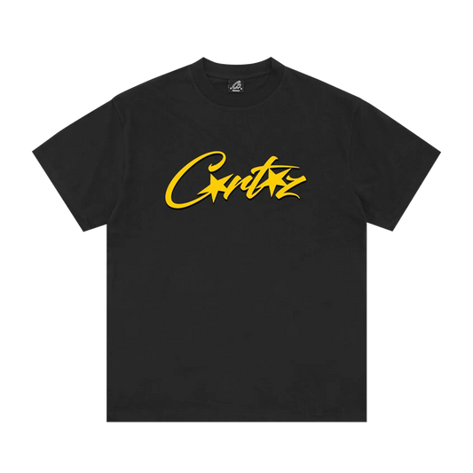Corteiz OG Allstarz Tee čierne so žltým Corteiz script logom, pohľad spredu