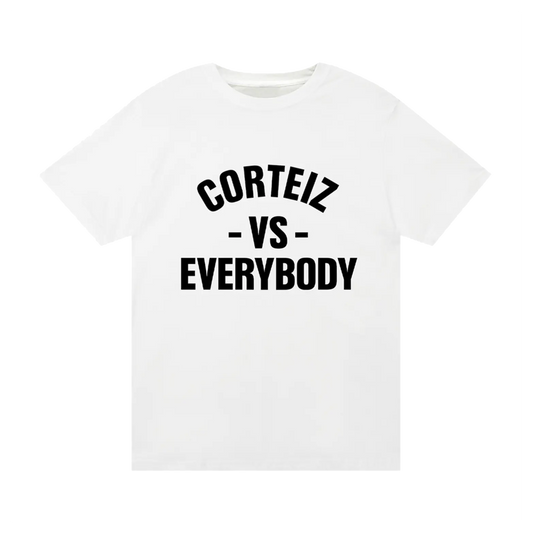 Corteiz VS Tee biele s Corteiz VS Everybody bold typografickým printom, pohľad spredu