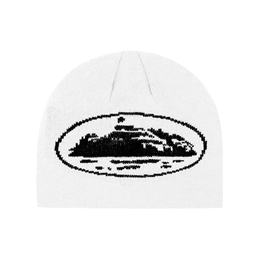 Corteiz Alcatraz Beanie biela s čiernym oval graphic patch, fitted skully dizajn