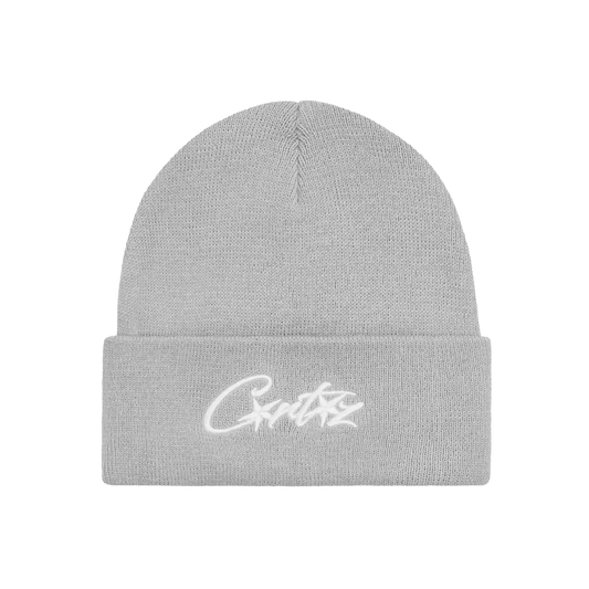 Corteiz Logo Beanie svetlo sivá s vyšívaným bielym logom, pohľad spredu