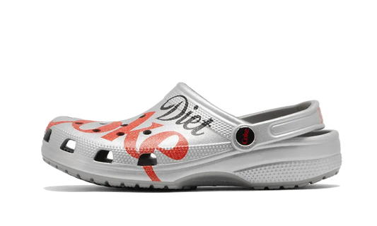 Crocs Diet Coke Classic Clog svetlo sivé s farebnými detailmi, pohľad z boku