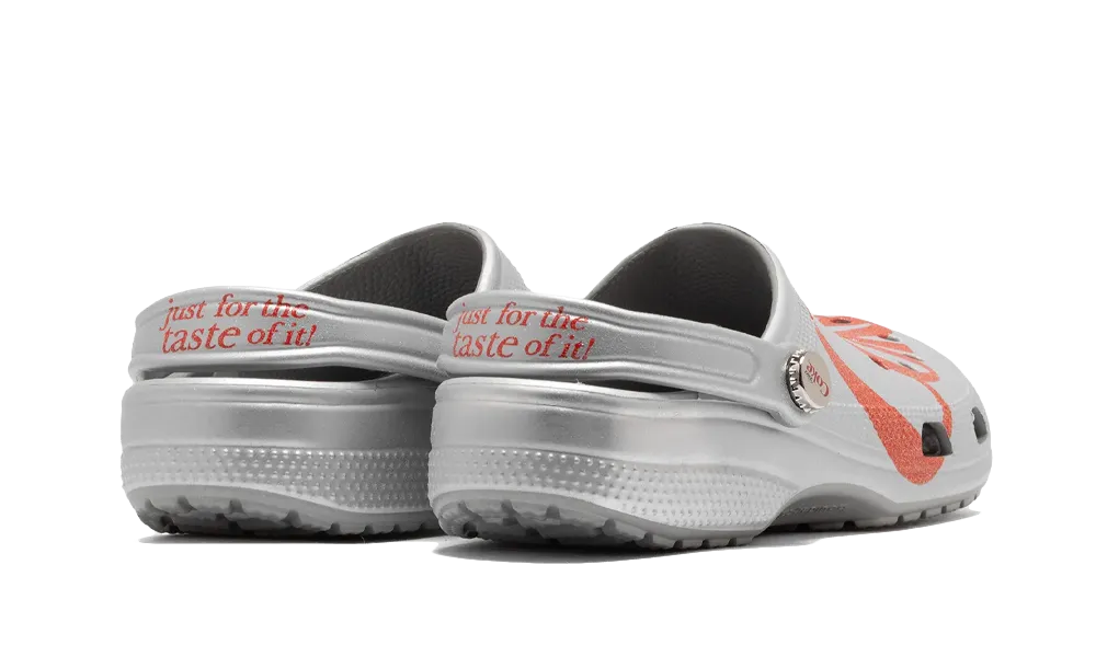 Crocs Diet Coke Classic Clog svetlo sivé s farebnými detailmi, pohľad zozadu