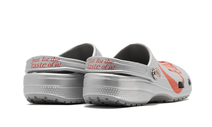 Crocs Diet Coke Classic Clog svetlo sivé s farebnými detailmi, pohľad zozadu