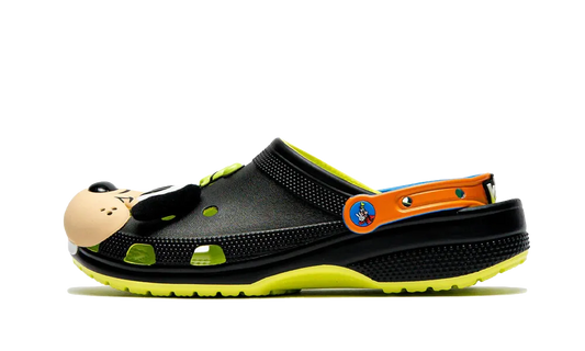 Crocs Classic Clog Disney I'm Goofy čierne so žltými detailmi, pohľad z boku