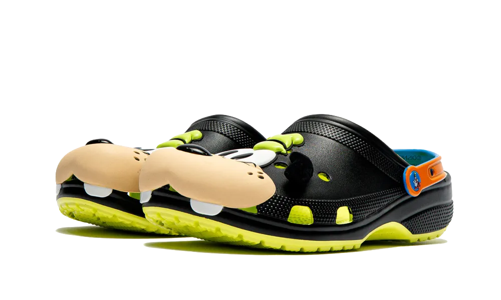 Crocs Classic Clog Disney I'm Goofy čierne so žltými detailmi, pohľad zozadu