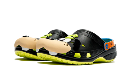 Crocs Classic Clog Disney I'm Goofy čierne so žltými detailmi, pohľad zozadu