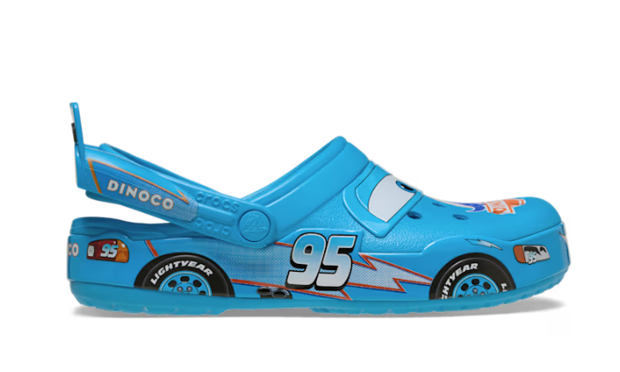 Crocs Lightning McQueen Dinoco, pohľad zboku na PVC spojler na pásiku
