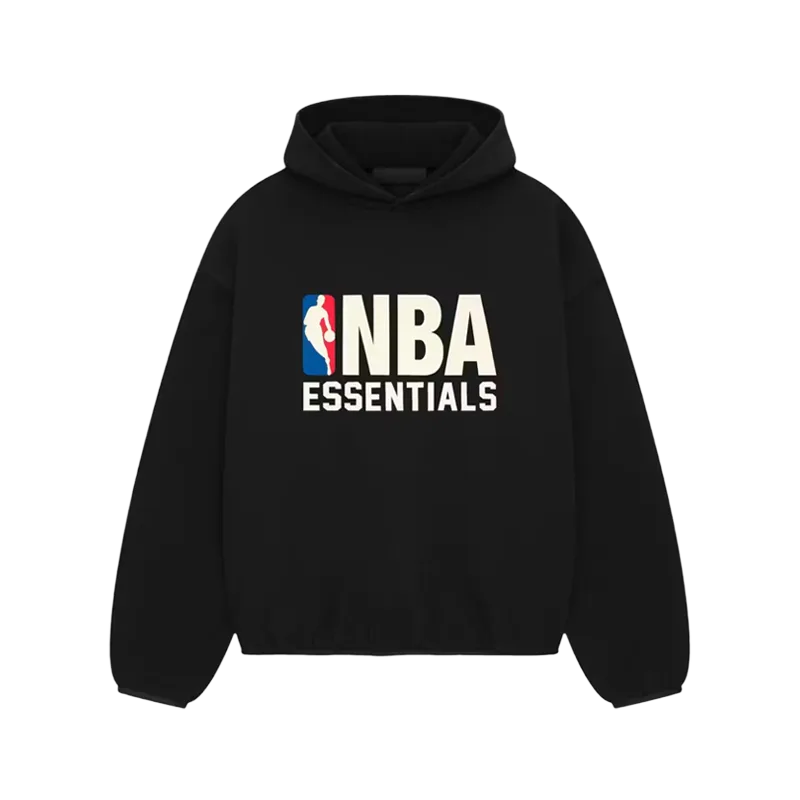 Fear of God Essentials NBA Hoodie čierna s veľkým NBA logom, pohľad spredu.