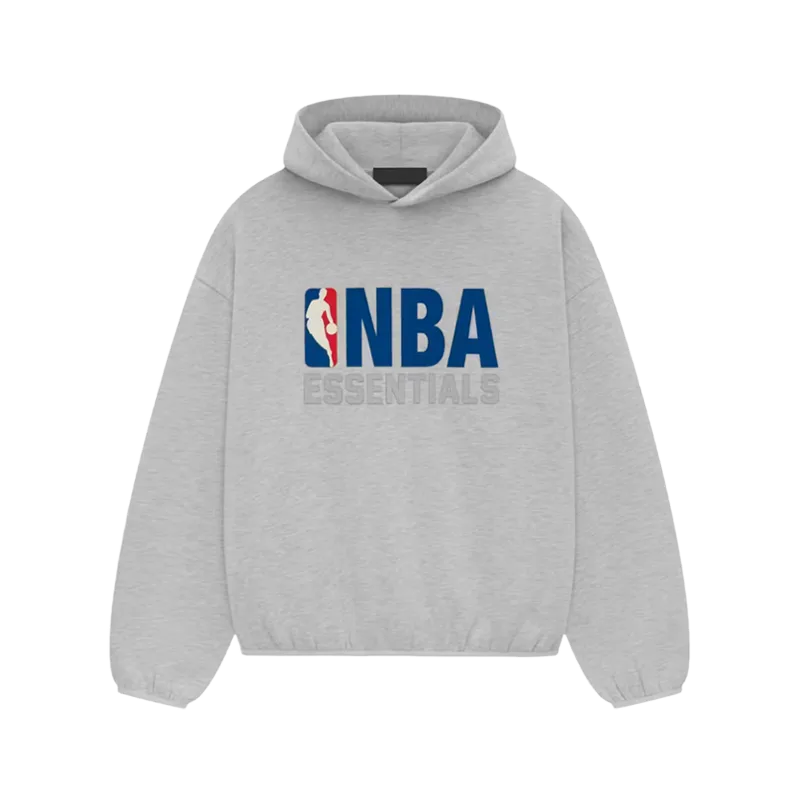Fear of God Essentials NBA Hoodie svetlo sivá s farebným NBA logom, pohľad spredu.