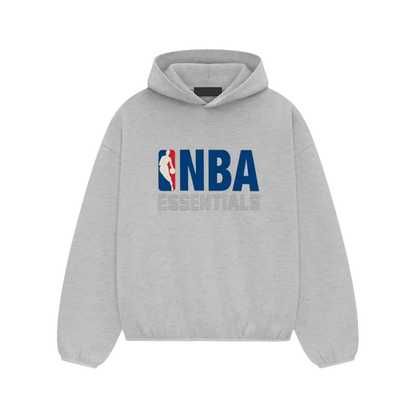 Fear of God Essentials NBA Hoodie svetlo sivá s farebným NBA logom, pohľad spredu.
