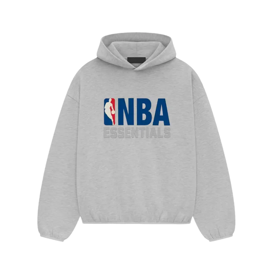 Fear of God Essentials NBA Hoodie svetlo sivá s farebným NBA logom, pohľad spredu.