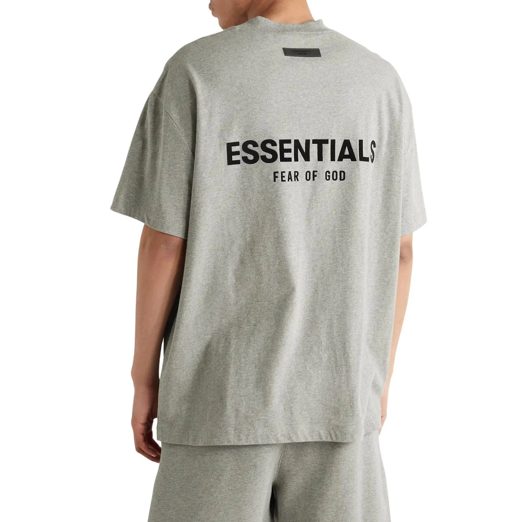 Fear of God Essentials Tee Dark Oatmeal taupe na modelovi, pohľad zozadu