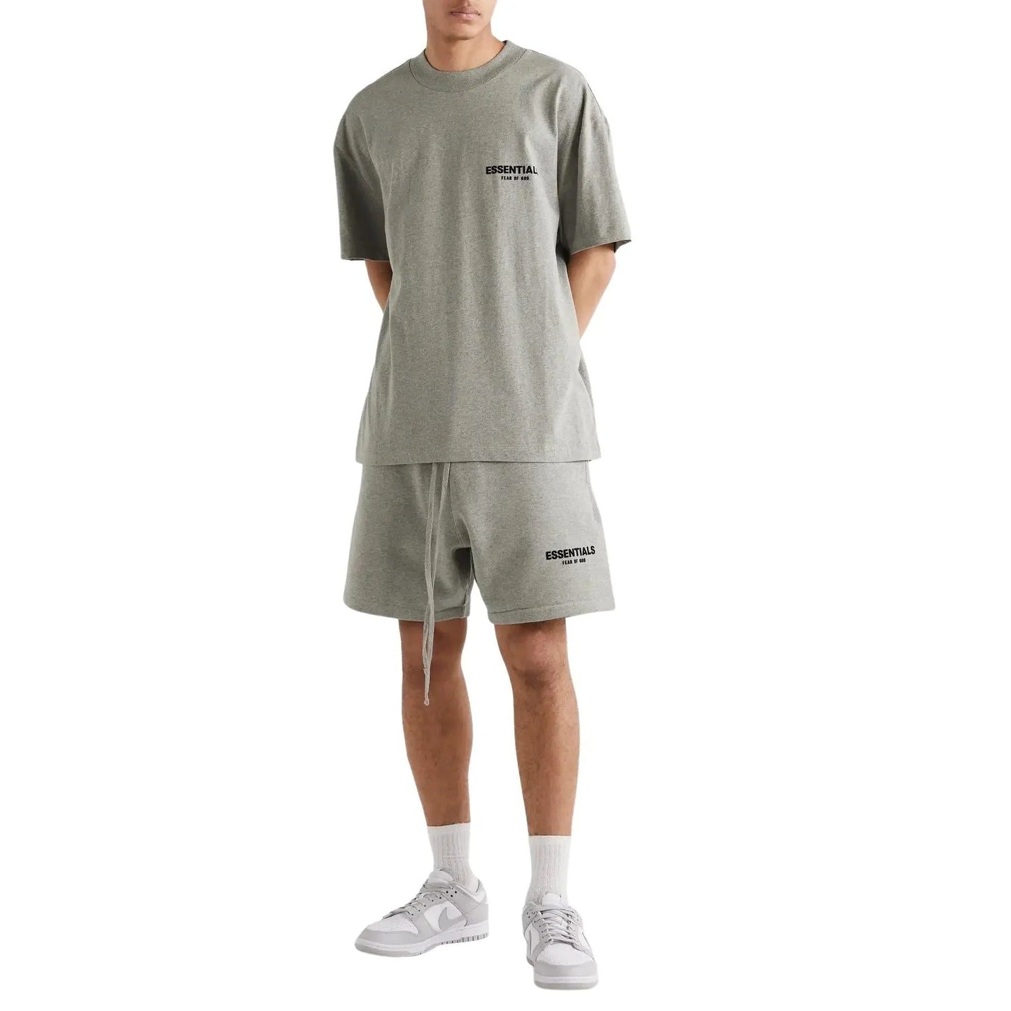 Fear of God Essentials Tee Dark Oatmeal taupe na modelovi, pohľad spredu
