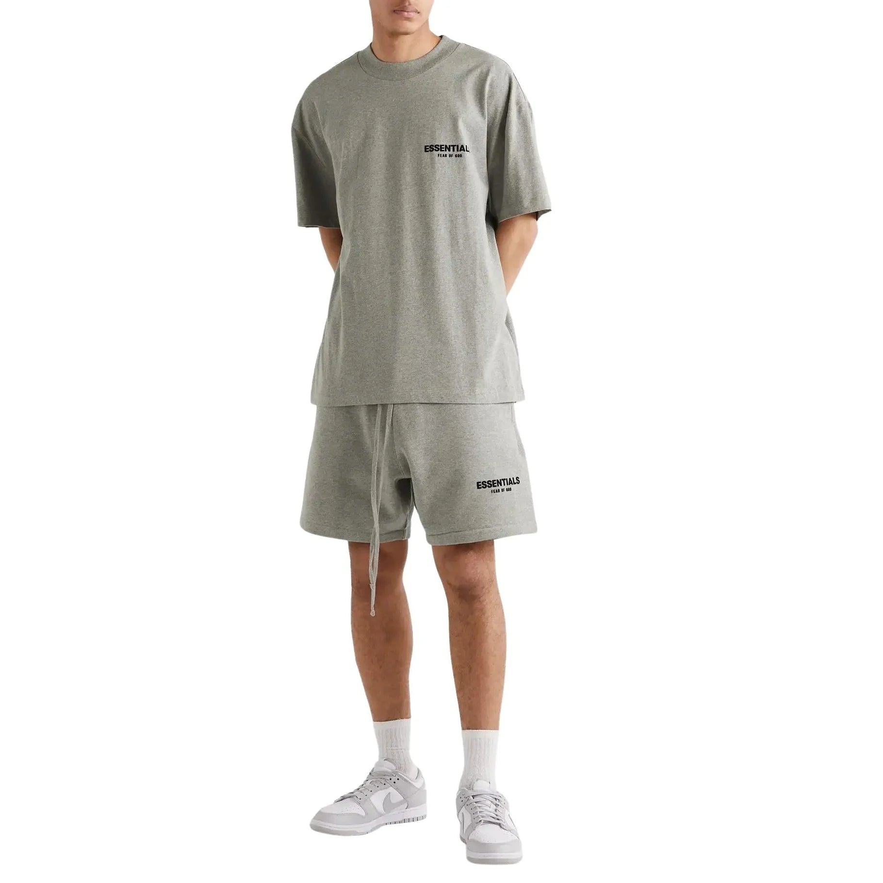 Fear of God Essentials Tee Dark Oatmeal taupe na modelovi, pohľad spredu