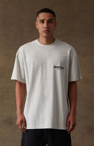 Fear of God Essentials Tee Light Oatmeal krémové na modelovi, pohľad spredu