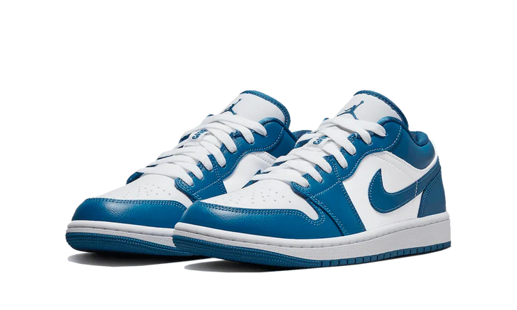 Tenisky Air Jordan 1 nízke modro-biele, pohľad z uhla