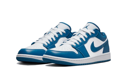 Tenisky Air Jordan 1 nízke modro-biele, pohľad z uhla