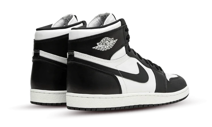 Tenisky Air Jordan 1 vysoké čierno-biele, pohľad zo zadu