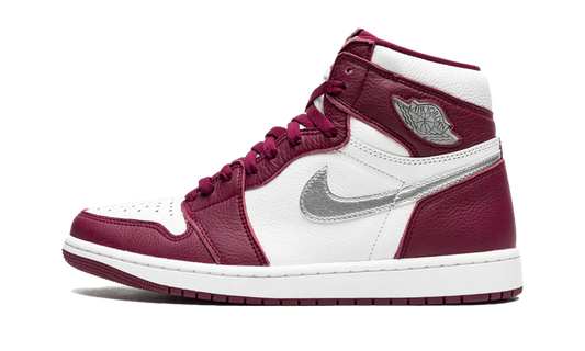 Tenisky Air Jordan 1 vysoké bordovo-biele, pohľad z boku