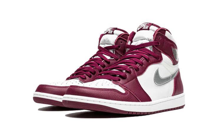 Tenisky Air Jordan 1 vysoké bordovo-biele, pohľad z uhla