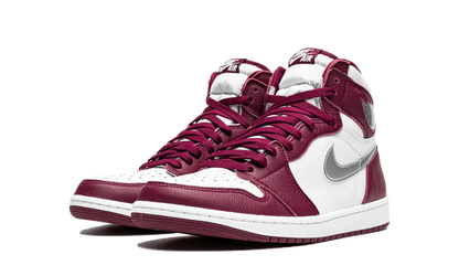 Tenisky Air Jordan 1 vysoké bordovo-biele, pohľad z uhla